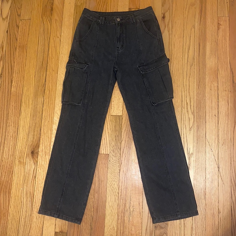 Washed Mid Waist Pocket Cargo Jeans. Size M. Color grey.